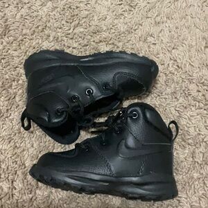 Little boy 7c Nike boots 🖤